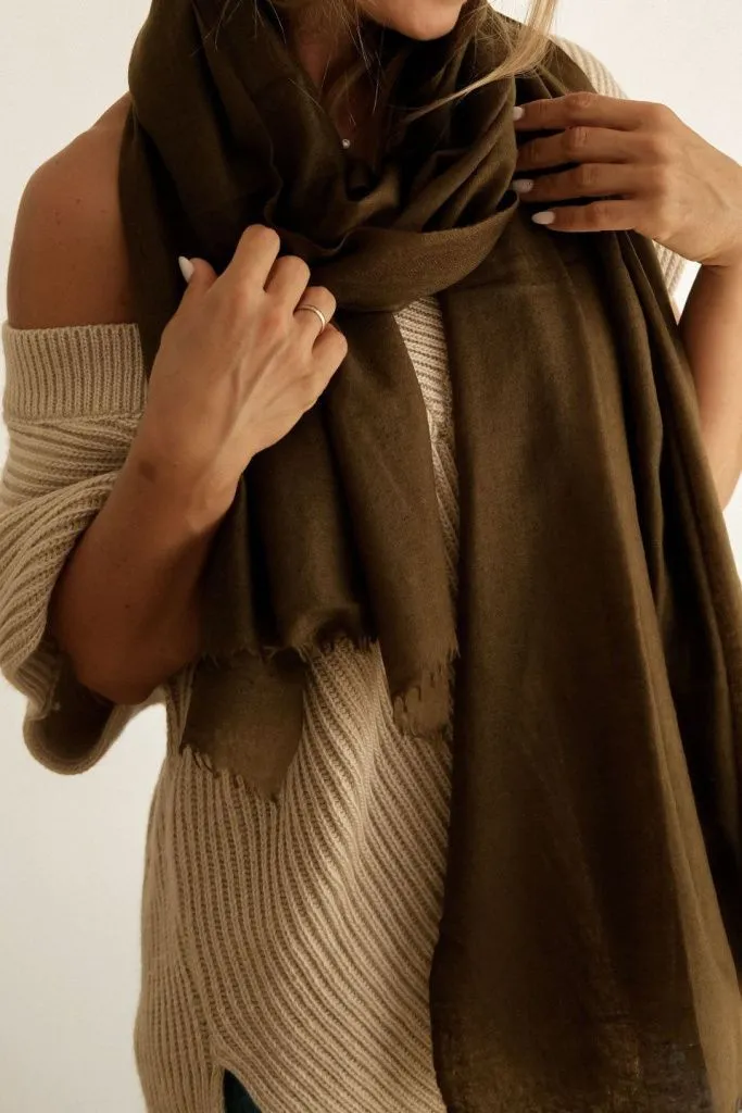 Кашемировый палантин ANNAPURNA ручной работы в цвете dark green