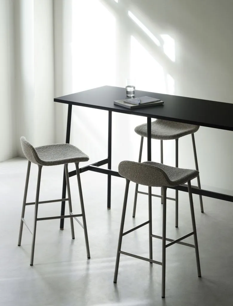 Полубарный стул Form Barstool Full Upholstery Remix 733 Black Steel 65 см