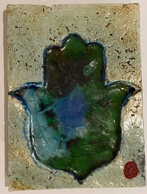 Панно керамическое Рука зелёная на серебряном фоне 25х19