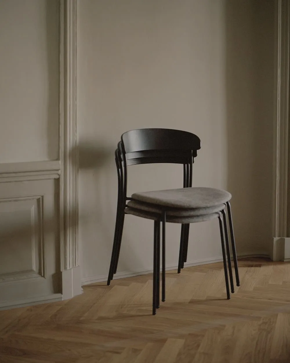 Стул Missing Chair Black Ash w. Black Frame Kvadrat Molly 2 170