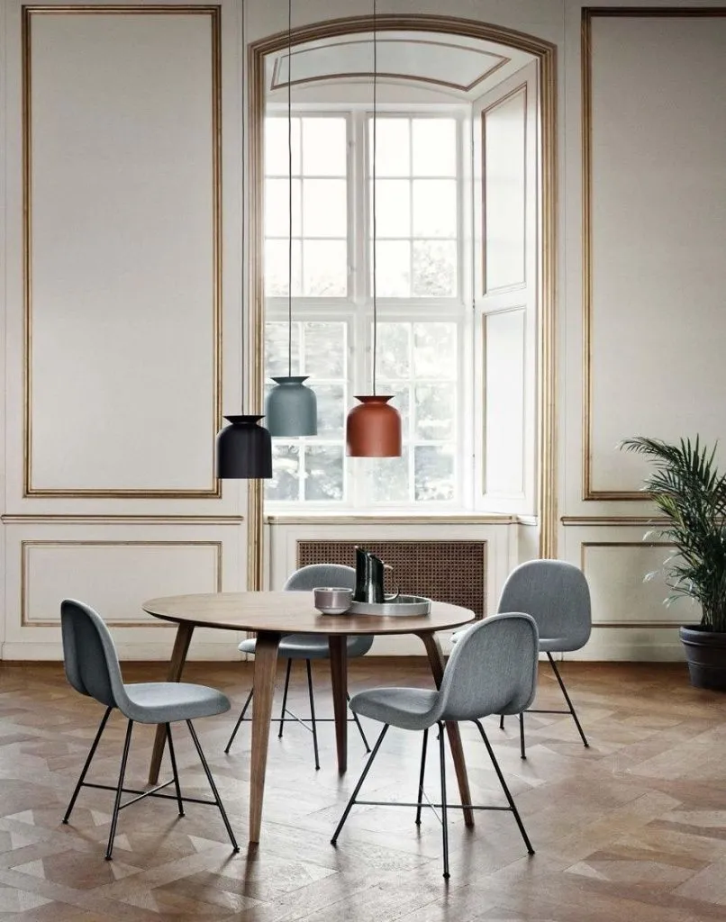 Стол Gubi Dining Table Round Oak Ø120