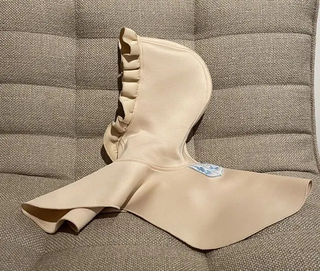 Капюшон с оборкой бежевый