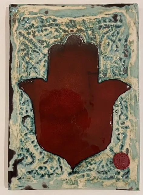 Панно керамическое Ладонь Красная на голубом  фоне 25х19