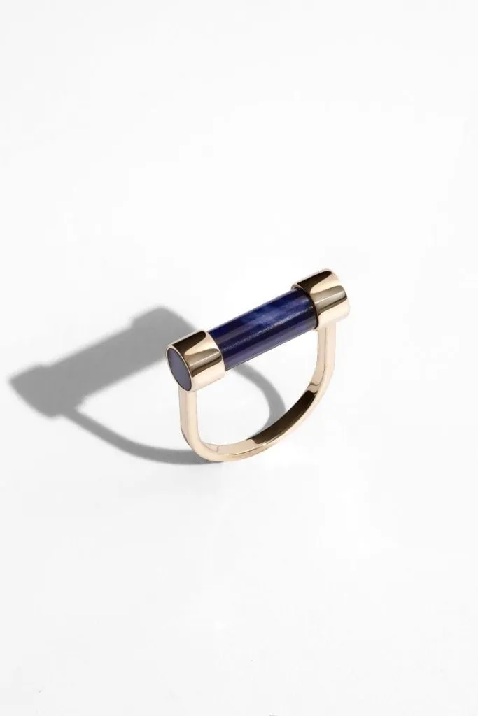 17 Кольцо Una из золота с содалитом