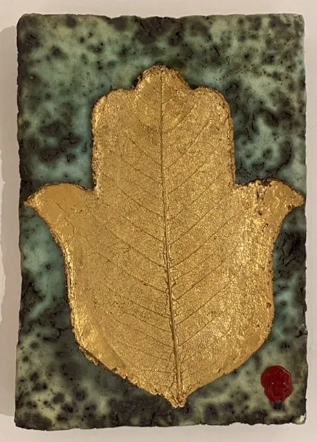 Панно керамическое Ладонь Золотая на зелёном фоне 25х19