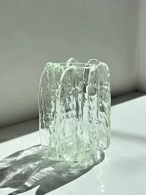 Ваза из стекла с лопастями низкая