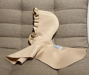 Капюшон с оборкой бежевый