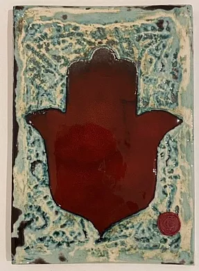 Панно керамическое Ладонь Красная на голубом  фоне 25х19