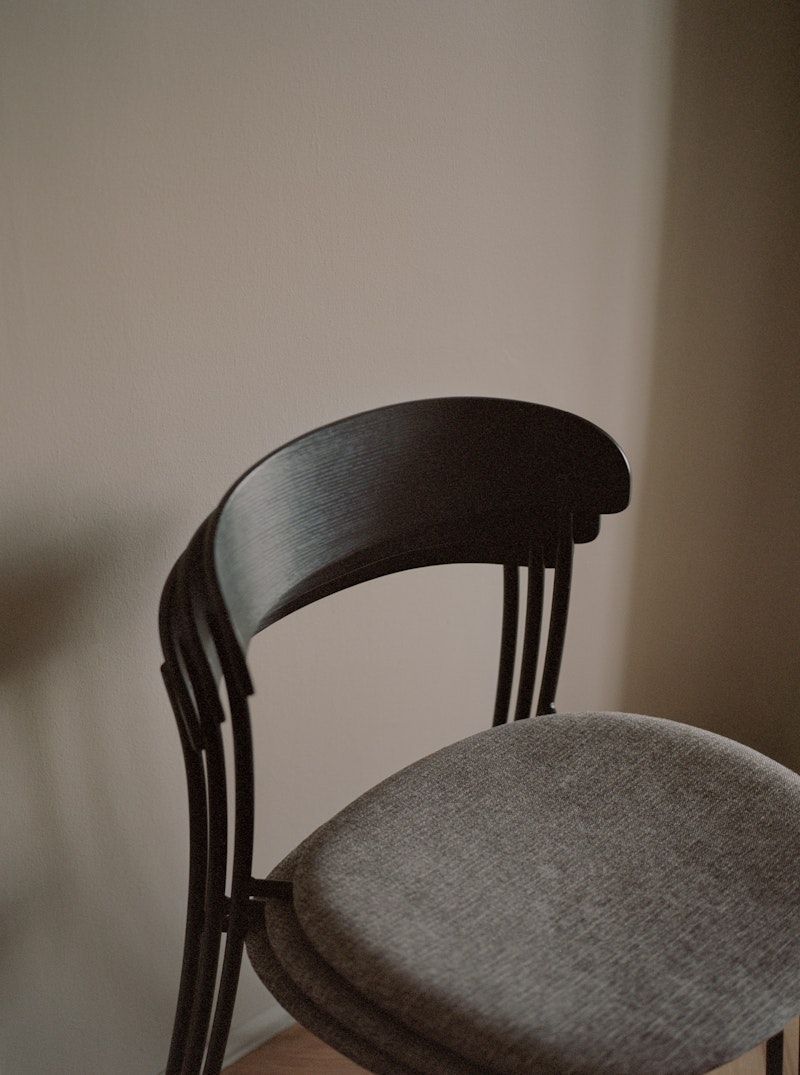 Стул Missing Chair Black Ash w. Black Frame Kvadrat Molly 2 170