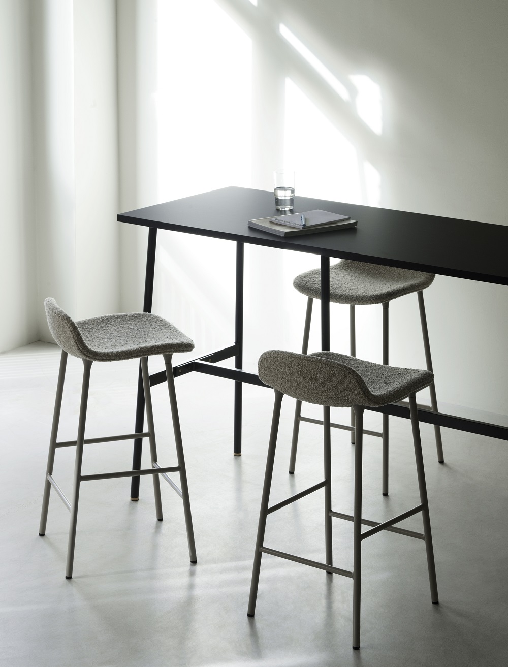 Полубарный стул Form Barstool Full Upholstery Remix 733 Black Steel 65 см