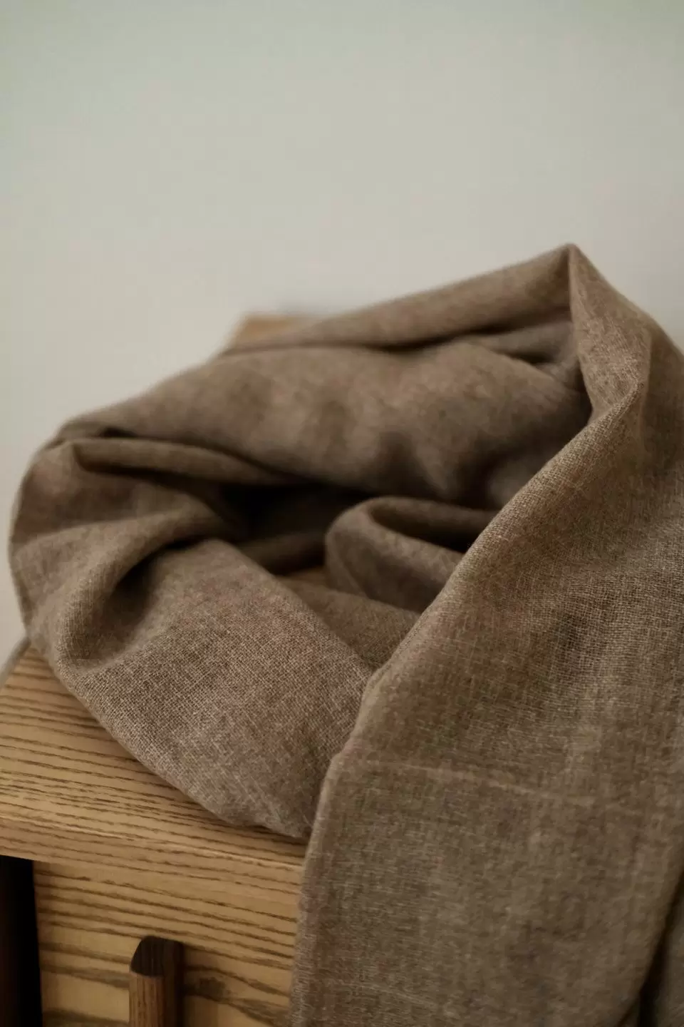 Кашемировый палантин YANGRA ручной работы в цвете natural beige